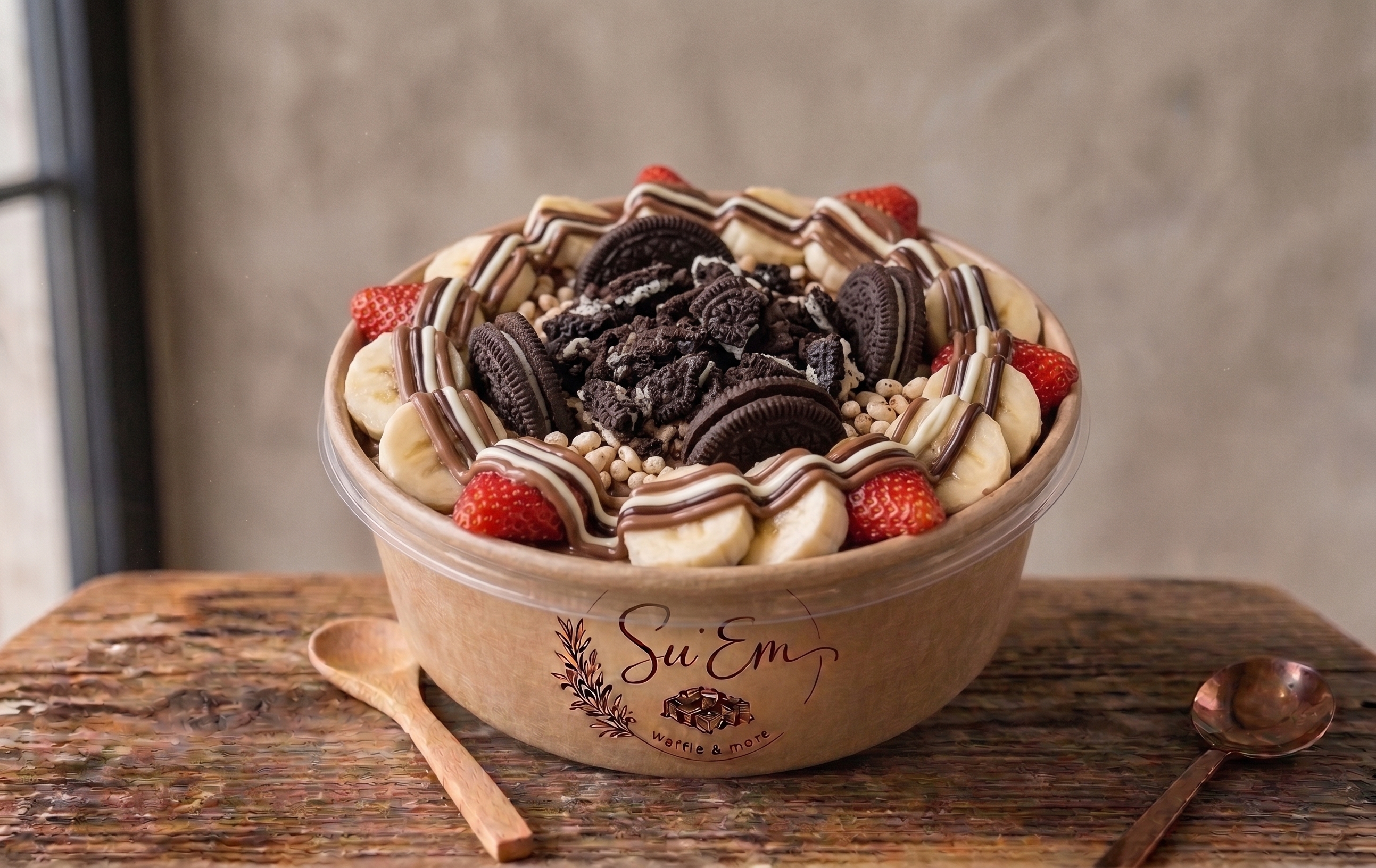 Çilek, muz, üç çikolata sosu ve Oreo ile Oreo Velvet Bowl